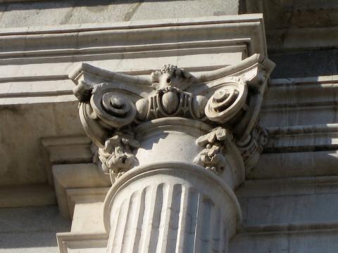 image Detalle de un dintel de la fachada del Palacio Real, Madrid