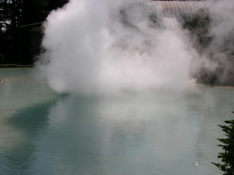 image Aguas termales de Shiraike Jigoku en Beppu, Japón