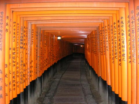 image Pasillo de toriis, santuario Fushimi Inari en Kioto, Japón
