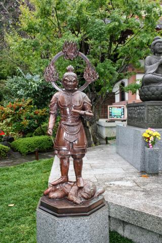 image Estatua en los jardines del templo budista Hase-dera, Kamakura, Japón