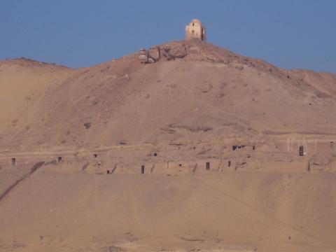 image Colina con tumbas de nobles, Asuán, Egipto