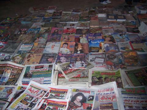 image Venta de revistas en el Mercado de Asuán, Egipto