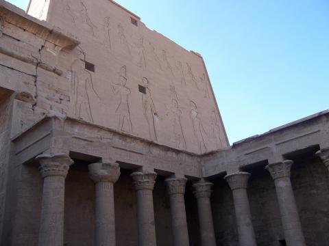 image Patio del Templo de Horus, Edfú, Egipto
