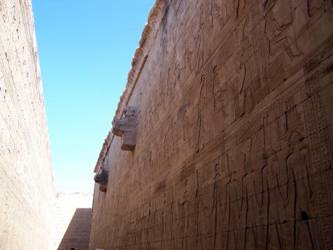 image Muro del Templo de Horus, Edfú, Egipto