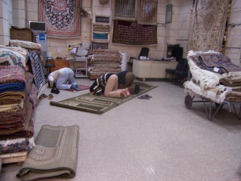 image Rezando en el Mercado el Khalili, El Cairo, Egipto