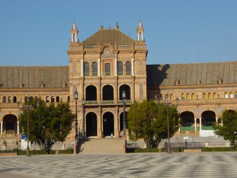 image Puente de Aragón y edificio lateral de la Plaza de España de Sevilla