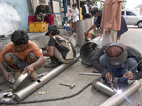 image Soldando en la calle, Jakarta, Indonesia