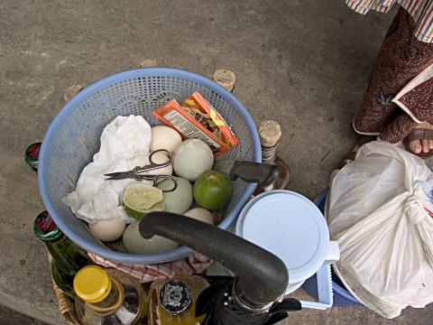 image Vendedora de zumo con huevo crudo, Jakarta, Indonesia