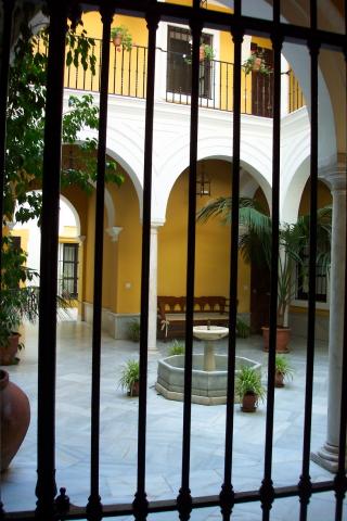 image Patio andaluz en el barrio de Los Remedios, Sevilla