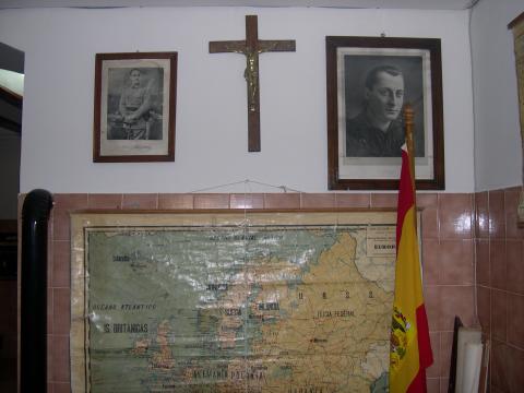 image Símbolos en una escuela antigua