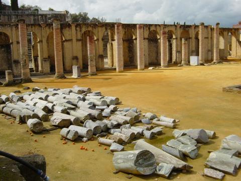image Plaza porticada del teatro romano, Ruinas de Itálica, Santiponce, Sevilla