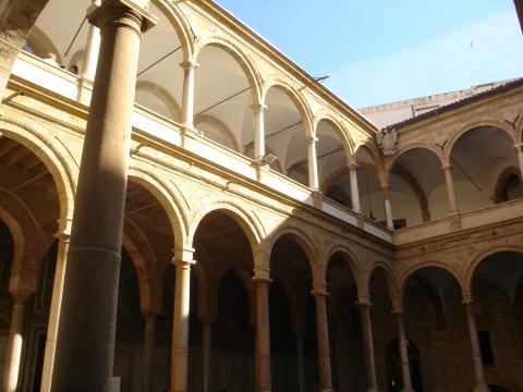 image Patio del Palacio de los Normandos, Palermo, Sicilia