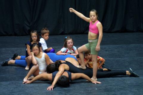 image Bailarines del Psico Ballet Maite León ensayando