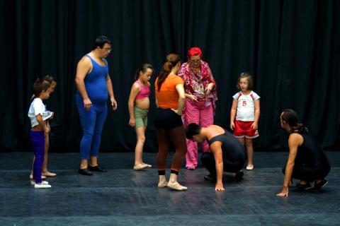 image Bailarines del Psico Ballet Maite León ensayando