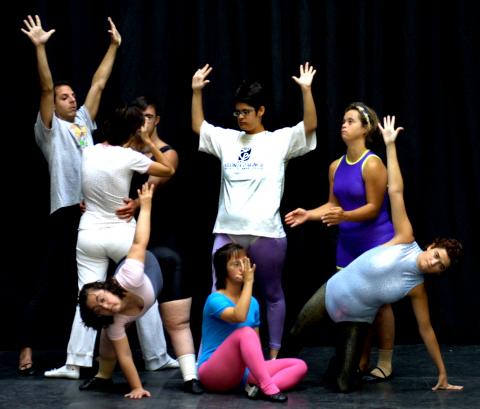 image Bailarines del Psico Ballet Maite León ensayando