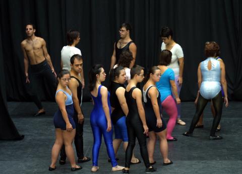 image Bailarines del Psico Ballet Maite León ensayando