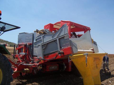 image Máquina de recolectar patatas