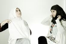 image Dos mujeres inmigrantes de Libia y Arabia Saudí se ponen el velo islámico