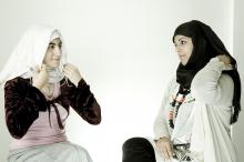 image Dos mujeres inmigrantes de Libia y Arabia Saudí se ponen el velo islámico