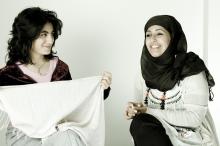 image Dos mujeres inmigrantes de Libia y Arabia Saudí se ponen el velo islámico