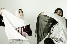 image Dos mujeres inmigrantes de Libia y Arabia Saudí se ponen el velo islámico