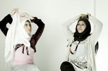 image Dos mujeres inmigrantes de Libia y Arabia Saudí se ponen el velo islámico