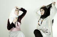 image Dos mujeres inmigrantes de Libia y Arabia Saudí se ponen el velo islámico