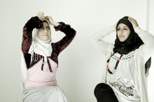 image Dos mujeres inmigrantes de Libia y Arabia Saudí se ponen el velo islámico