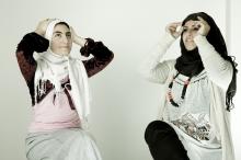 image Dos mujeres inmigrantes de Libia y Arabia Saudí se ponen el velo islámico