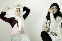 image Dos mujeres inmigrantes de Libia y Arabia Saudí se ponen el velo islámico