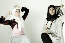 image Dos mujeres inmigrantes de Libia y Arabia Saudí se ponen el velo islámico