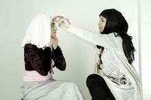 image Dos mujeres inmigrantes de Libia y Arabia Saudí se ponen el velo islámico