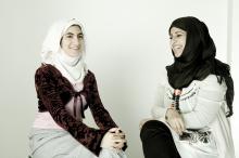 image Dos mujeres inmigrantes de Libia y Arabia Saudí se ponen el velo islámico