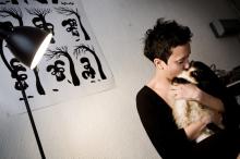 image Inmigrante brasileña residente en Barcelona con un gato