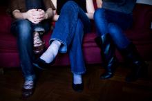 image Piernas de inmigrantes norteamericanas, compañeras de piso, residentes en Madrid