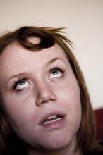 image Primer plano de inmigrante norteamericana residente en Madrid, bromeando con su pelo