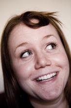 image Primer plano de inmigrante norteamericana residente en Madrid, bromeando con su pelo