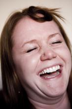 image Primer plano de inmigrante norteamericana residente en Madrid, riendo