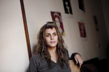 image Inmigrante de padres norteamericanos y argentinos residente en Madrid, con un rulo en el pelo