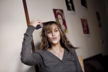 image Inmigrante de padres norteamericanos y argentinos residente en Madrid, quitándose un rulo