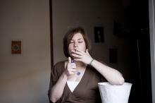 image Inmigrante norteamericana residente en Madrid, fumando