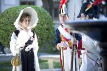 image Recreación de la Guerra de la Independencia en Segovia: Mujer vestida con indumentaria de la nobleza de la época napoleónica