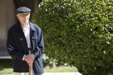 image Recreación de la Guerra de la Independencia en Segovia: Anciano observando una demostración de disparos de armas de las tropas españolas