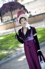image Recreación de la Guerra de la Independencia en Segovia: Mujer vestida con traje de la nobleza de la época napoleónica