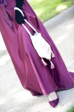 image Recreación de la Guerra de la Independencia en Segovia: Zapato y bolso de una mujer vestida con traje de la nobleza de la época napoleónica