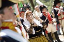image Recreación de la Guerra de la Independencia en Segovia: Mujer figurante de la recreación haciendo fotos con una cámara digital
