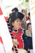 image Recreación de la Guerra de la Independencia en Segovia: Mujer soldado de las tropas francesas sujetando una bandera