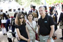 image Recreación de la Guerra de la Independencia en Segovia: Turistas posando para una foto en la retirada de las tropas del Alcázar de la ciudad después de las demostraciones