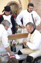 image Recreación de la Guerra de la Independencia en Segovia: Tropas napoleónicas preparando munición para el combate