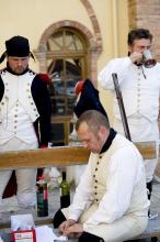 image Recreación de la Guerra de la Independencia en Segovia: Tropas napoleónicas preparando munición para el combate